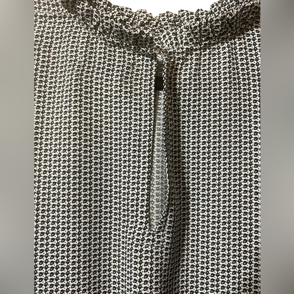 Gorgeous B&W silky blouse! Near Perfect Cond!Nice design details! - Picture 8 of 12